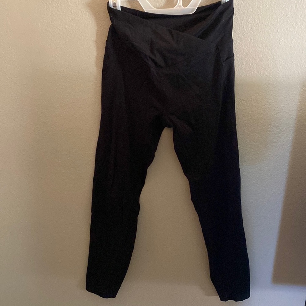 Black leggings with front cross and pockets!